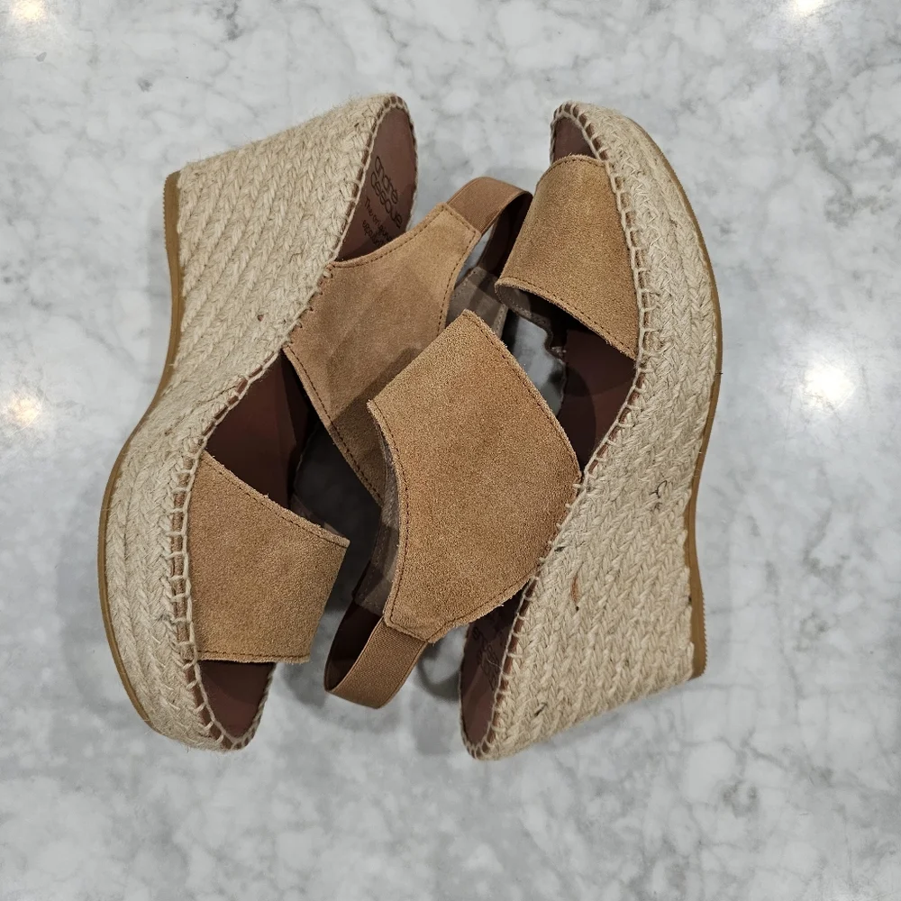 NWOB Andre‎ Assous Suede Camel Espadrille Wedge Sandals size 10